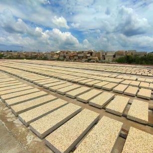赤峰 黄金麻荔枝面花岗岩石材地铺石防护中