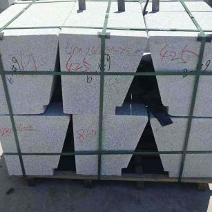 赤峰 芝麻白异形坐凳，石凳