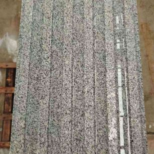 赤峰 芝麻白花岗岩荔枝面雕刻盲道，盲条