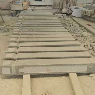 赤峰 芝麻白异形加工雕刻-栏杆大柱，方柱