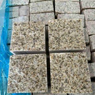 赤峰 黄金麻花岗岩自然面小方块，弹石，马蹄石等