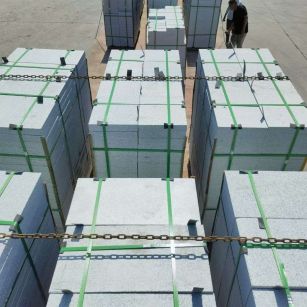 赤峰 芝麻白花岗岩5公分地铺石 花岗岩厂家工厂装车日常