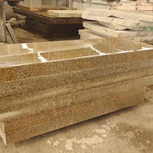 赤峰 黄金麻栏杆料半成品加工中