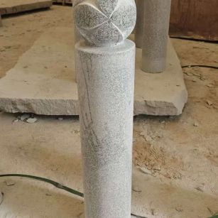 赤峰 芝麻白花岗岩石材挡车石柱、停车柱、圆柱挡车柱、方柱挡车柱等