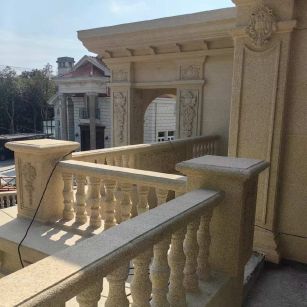 赤峰 黄金麻别墅外墙干挂雕花配合阳台栏杆花瓶柱