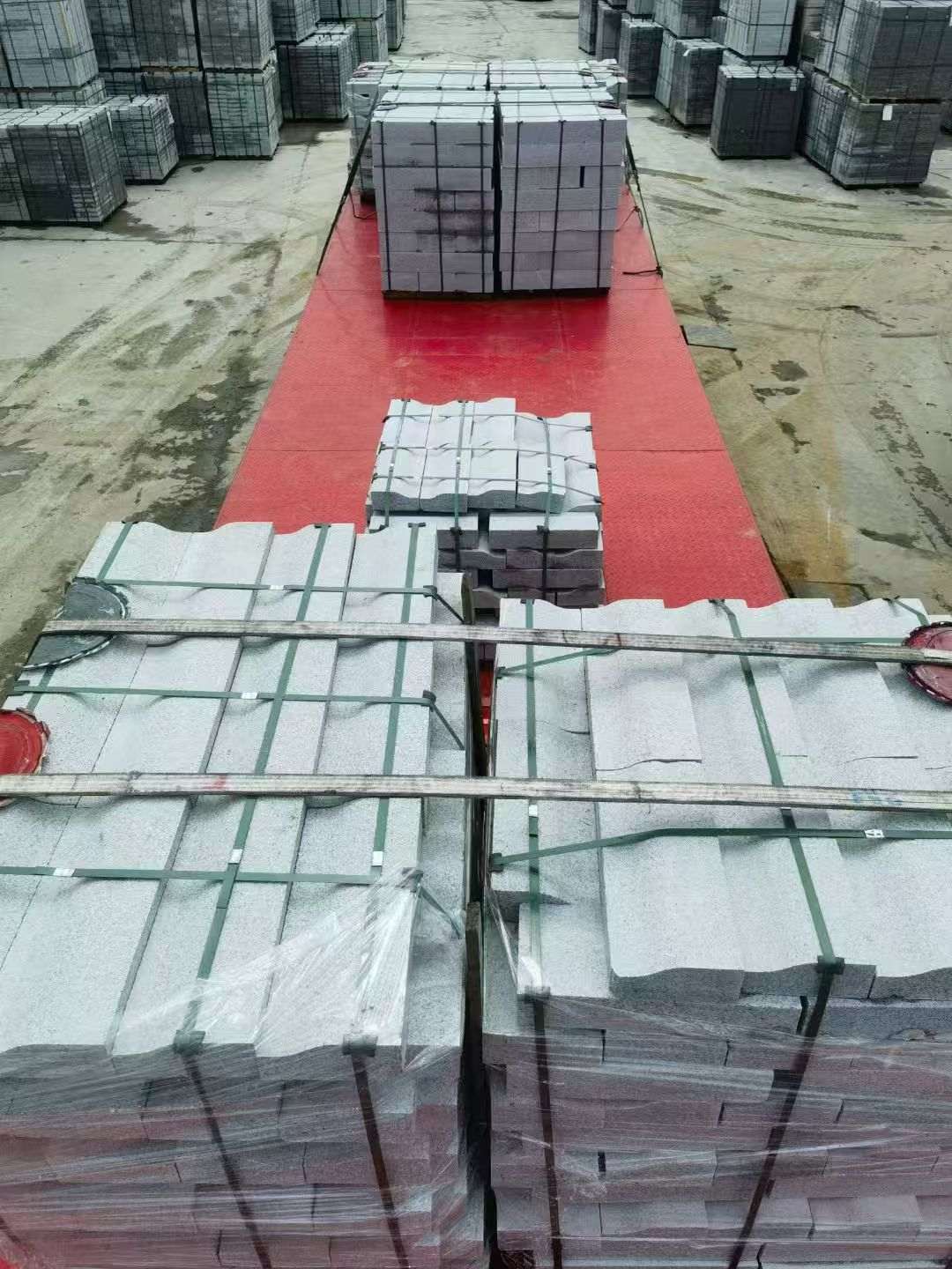 赤峰 芝麻白仿形加直形路沿石出货日常