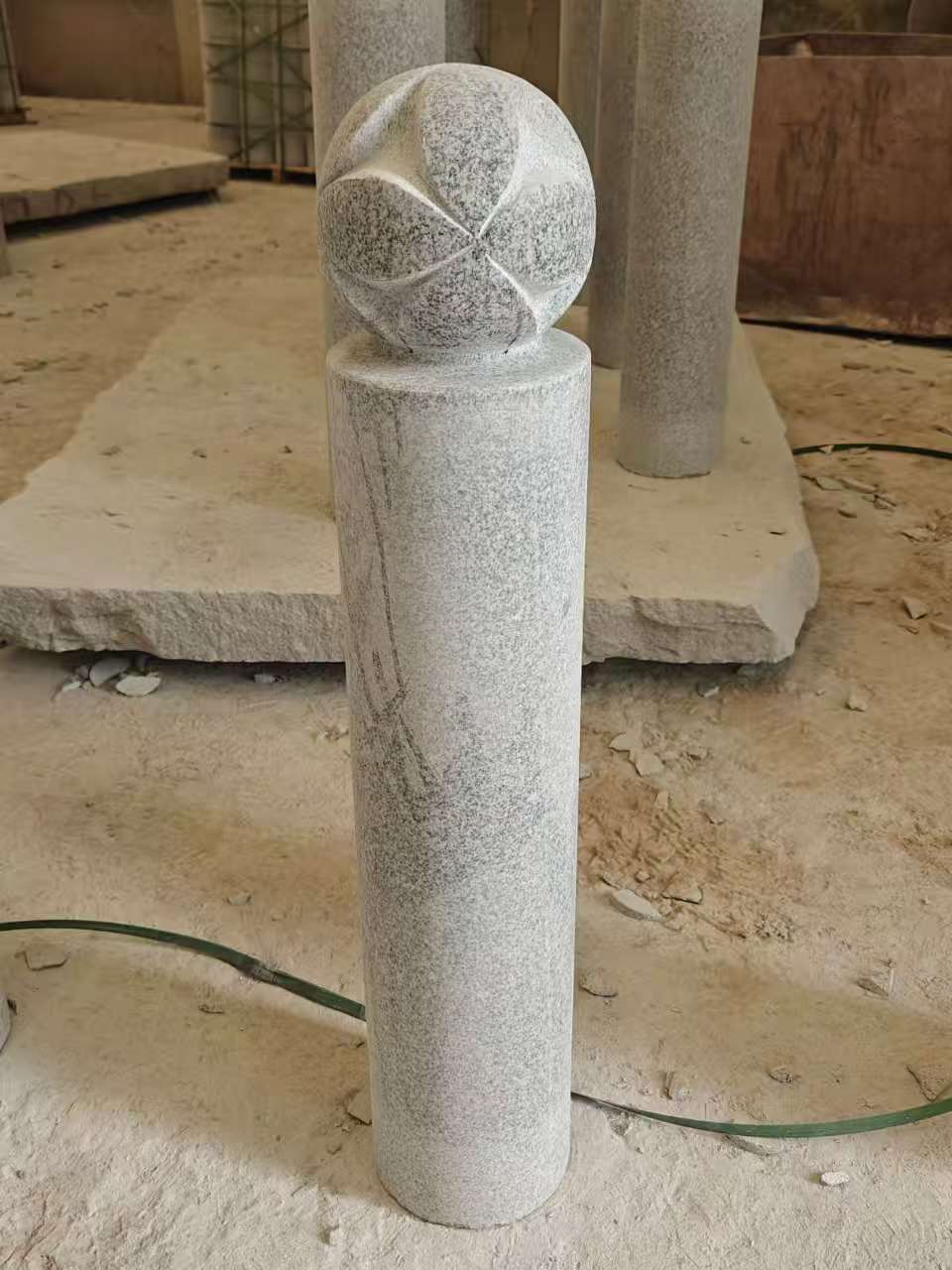 赤峰 芝麻白花岗岩石材挡车石柱、停车柱、圆柱挡车柱、方柱挡车柱等