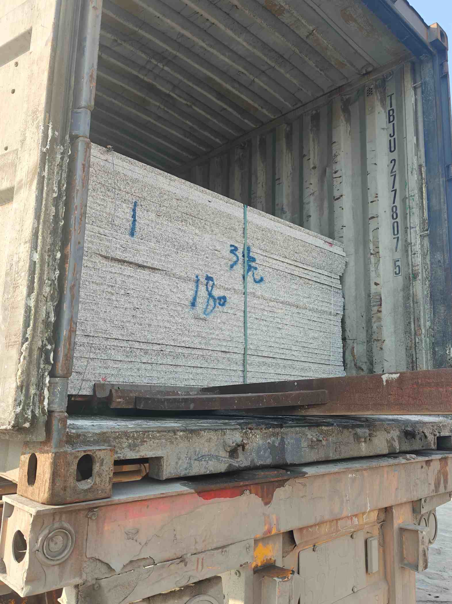 赤峰 芝麻白花岗岩石材3.0公分光面毛板装柜出货