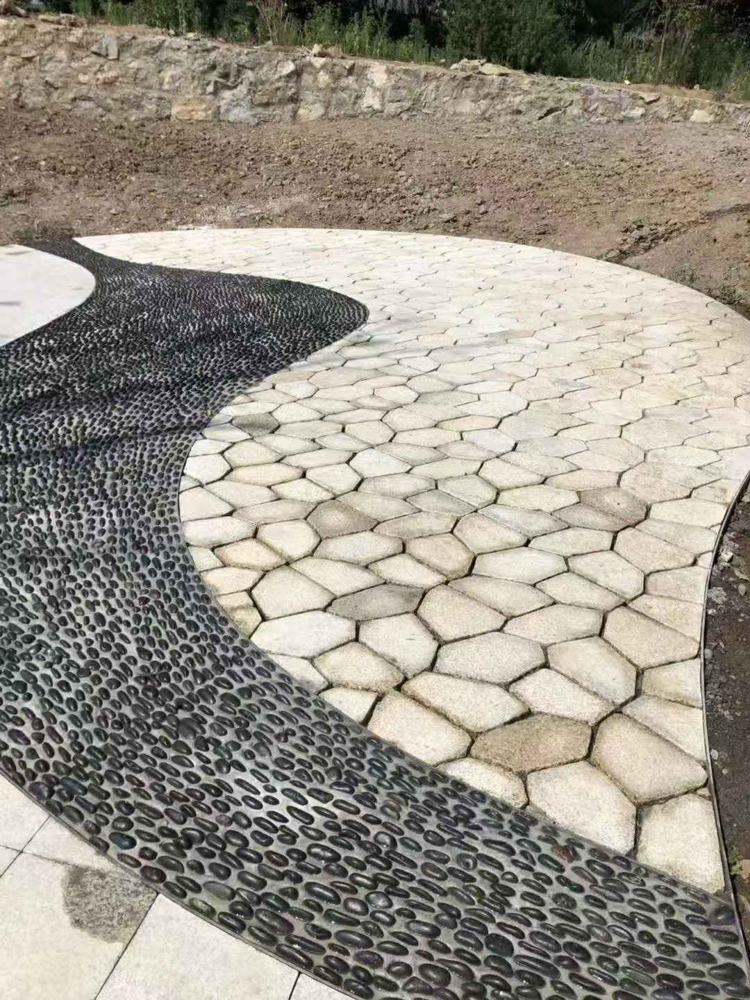 赤峰 黄金麻冰裂纹地铺石工地铺装案例