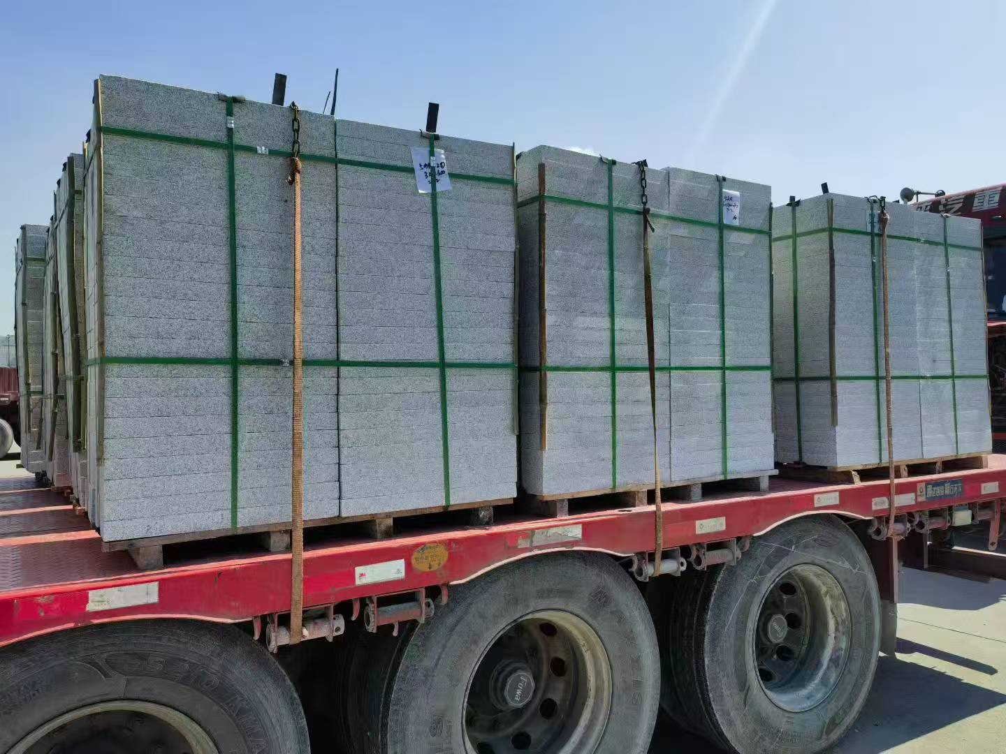 赤峰芝麻白花岗岩出货日常地铺石