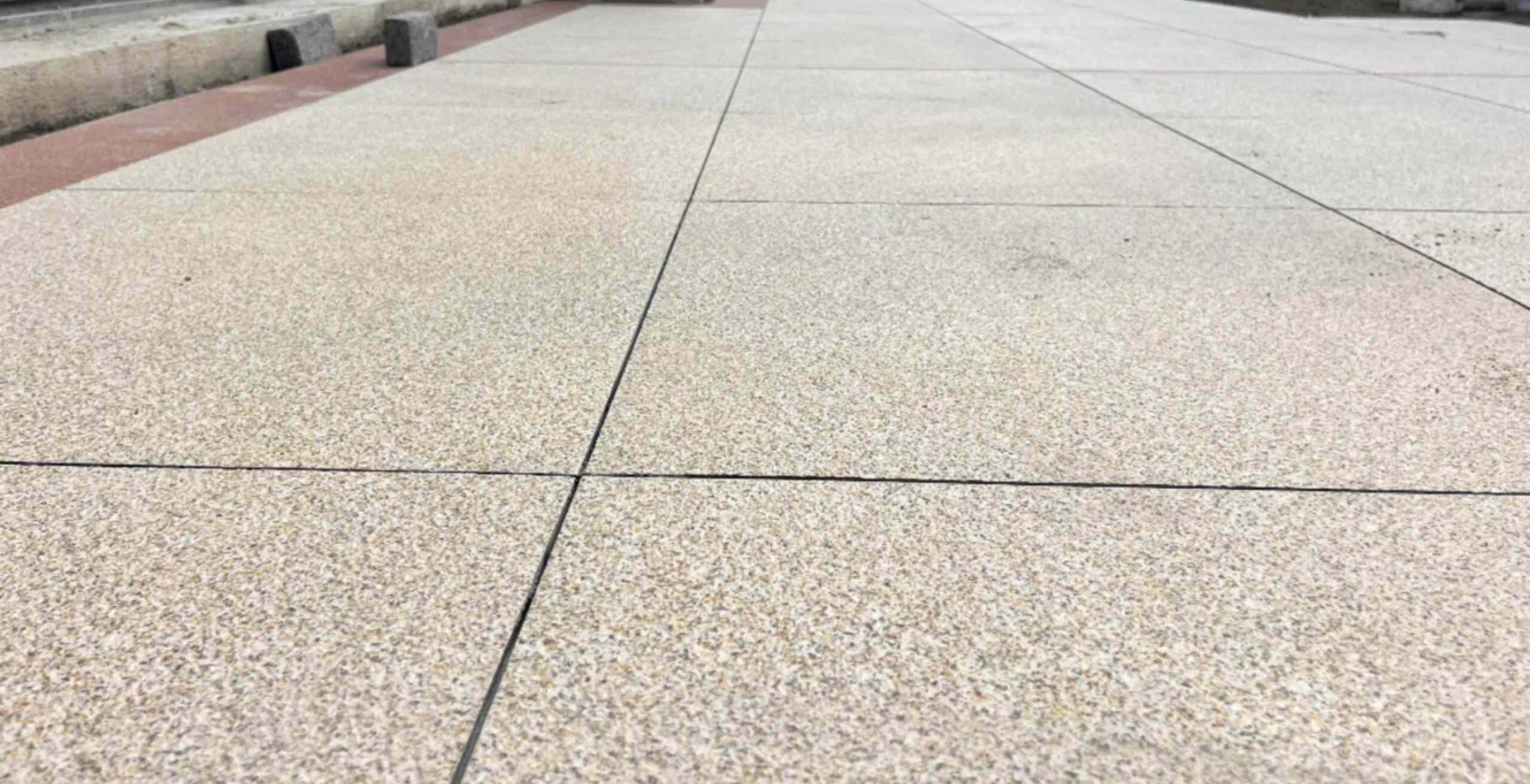 赤峰 黄金麻花岗岩石板材荔枝面地面铺装效果