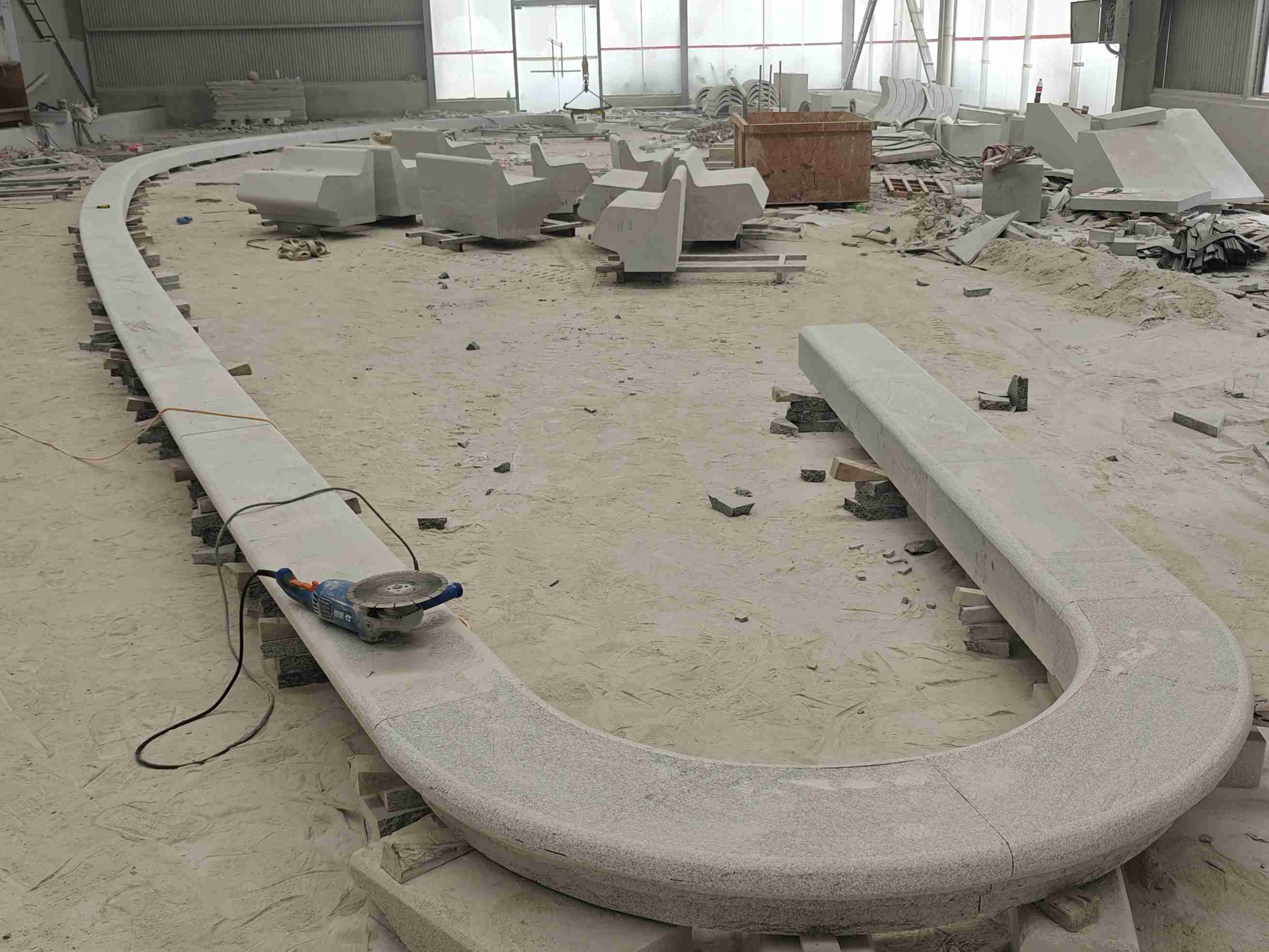 赤峰 芝麻白花岗岩弧形花坛石，坐凳石