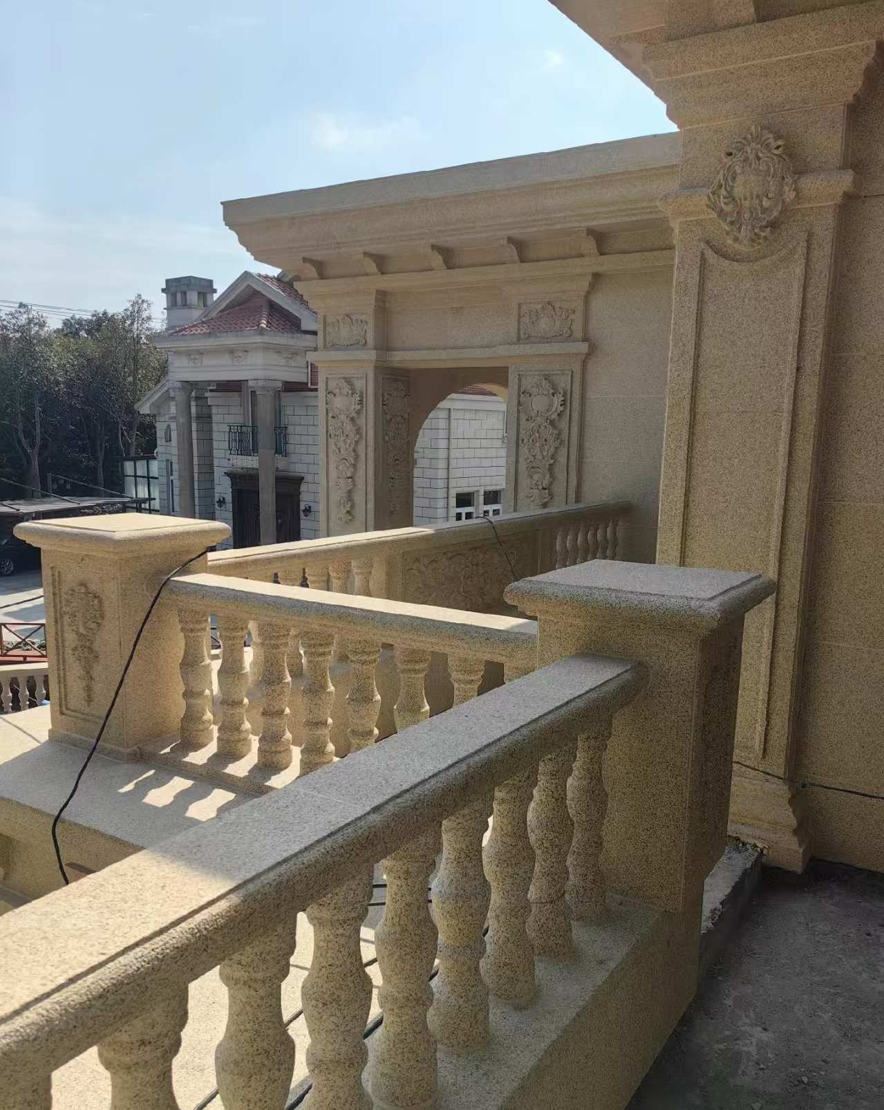 赤峰 黄金麻别墅外墙干挂雕花配合阳台栏杆花瓶柱