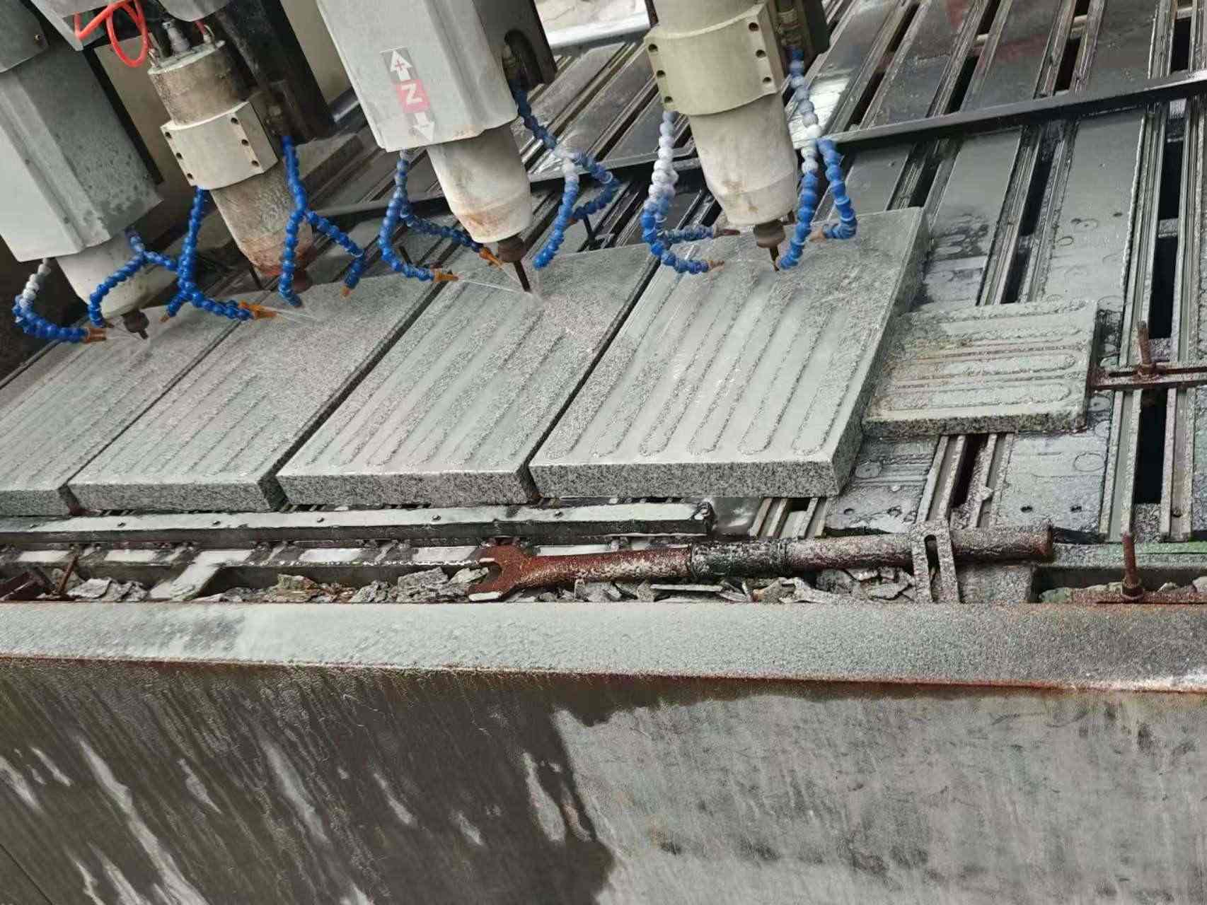 赤峰 芝麻白花岗岩荔枝面盲道雕刻