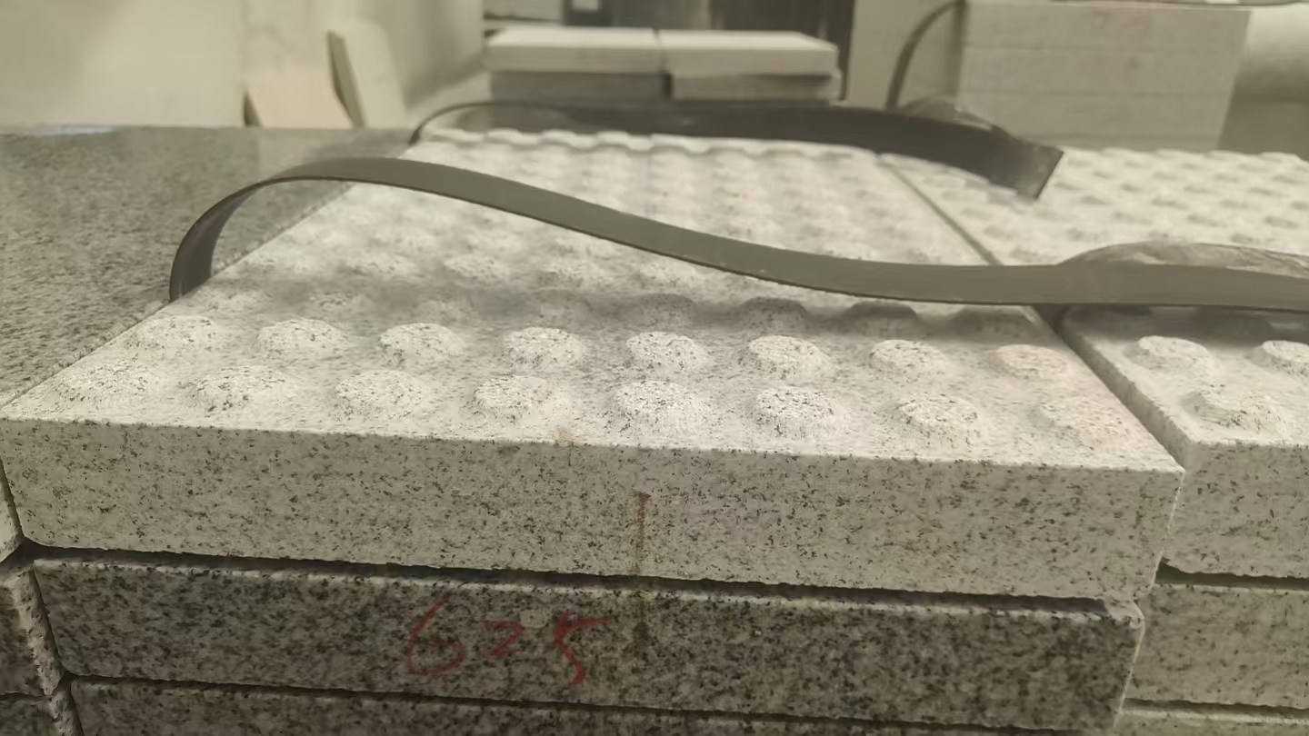 赤峰 芝麻白花岗岩6.0公分荔枝面五轴加工雕刻盲点