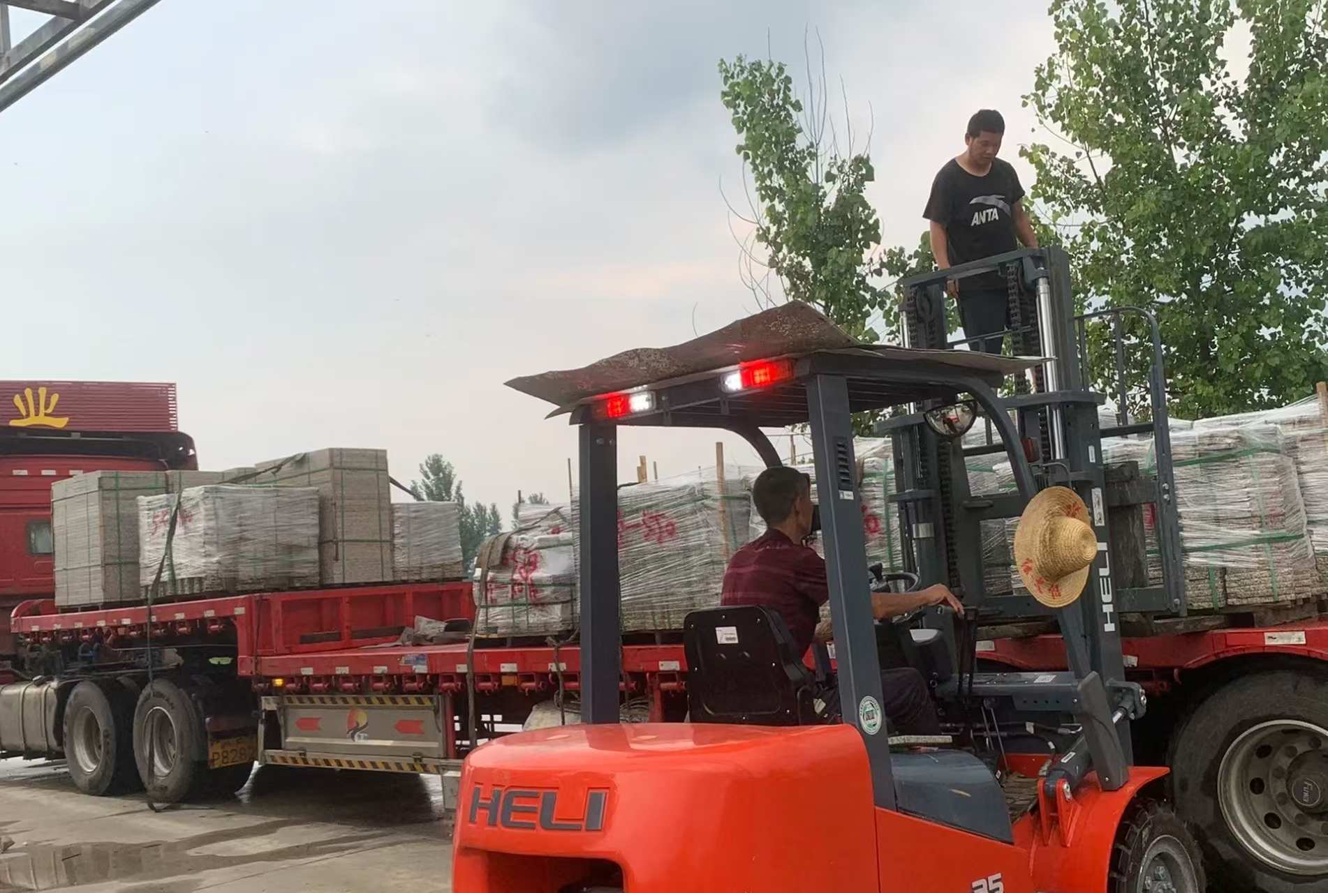 赤峰 黄金麻冰裂纹，地铺石装车