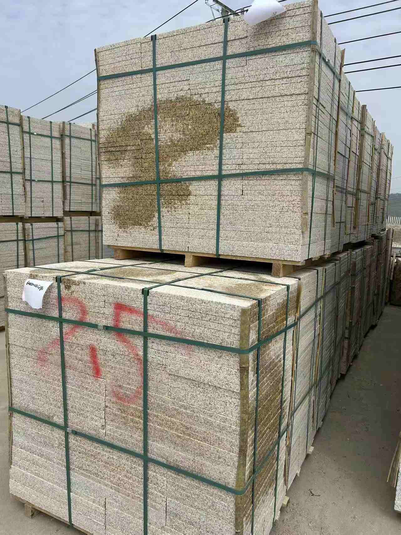 赤峰 黄金麻花岗岩石材荔枝面地铺石2.5*300*600