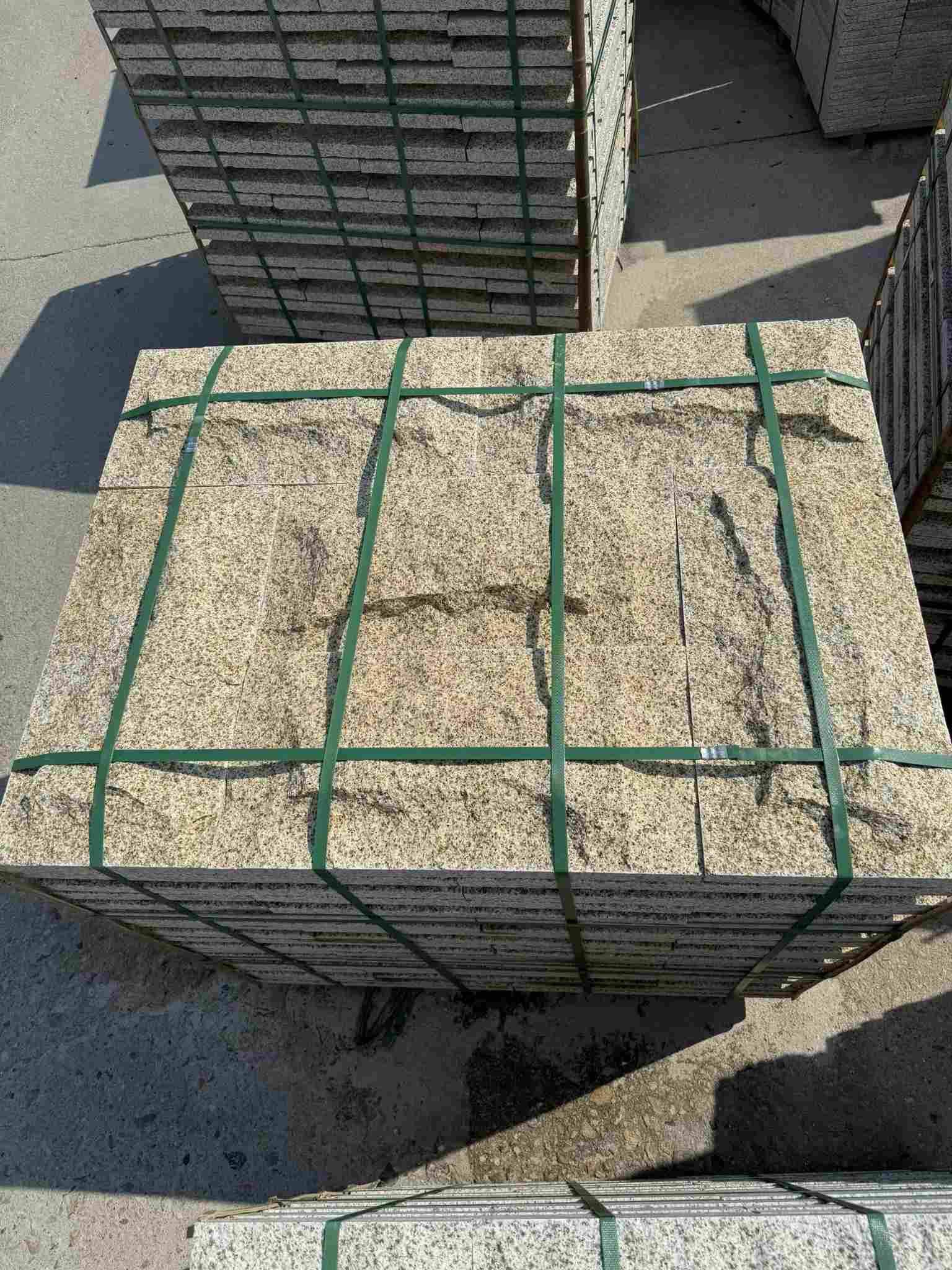 赤峰 黄金麻花岗岩石材自然面蘑菇石成品