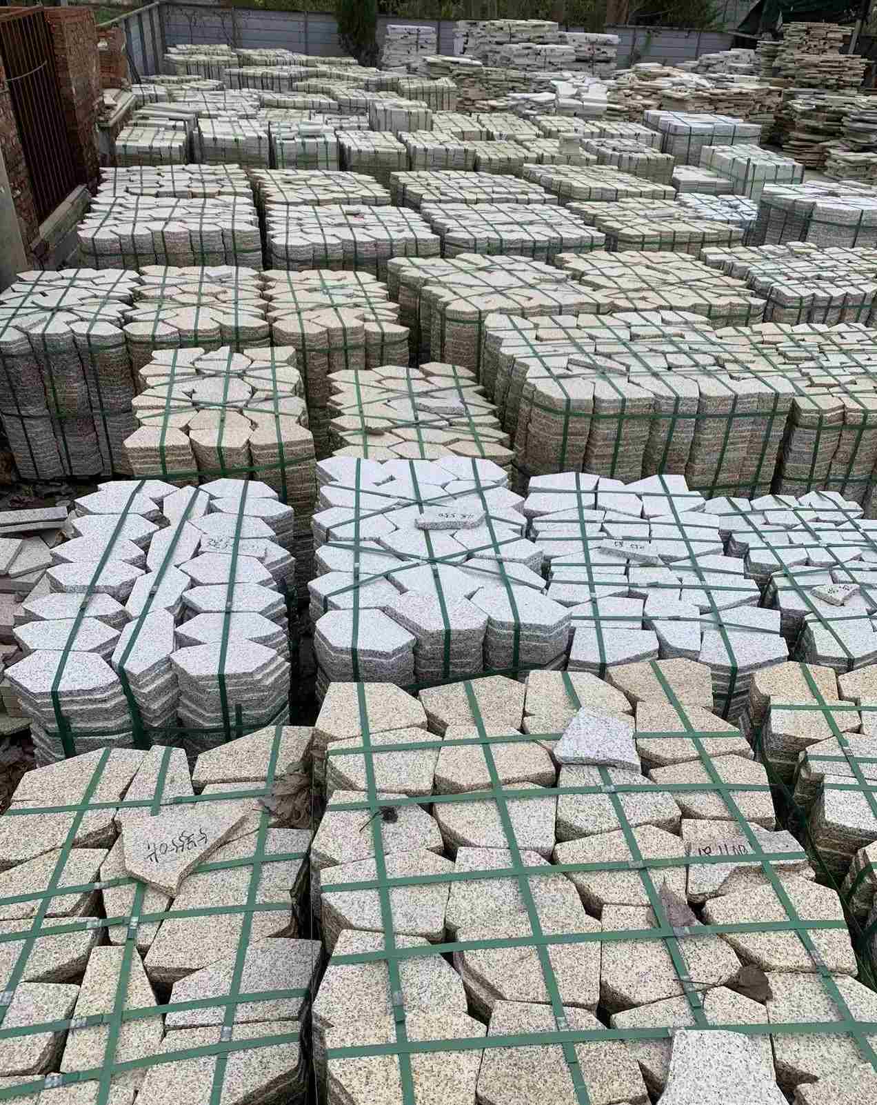 赤峰 黄金麻白麻花岗岩荔枝面地铺石(冰裂纹)