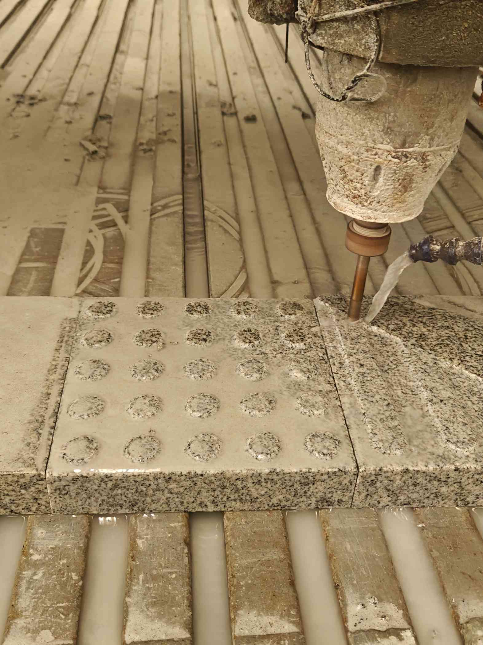 赤峰 芝麻白花岗岩石材盲人石、盲道石、盲点石