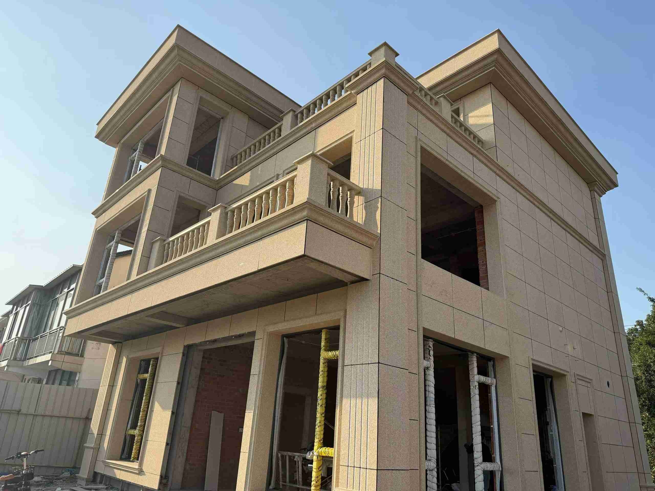 赤峰 黄金麻花岗岩石材荔枝面外墙干挂效果展示