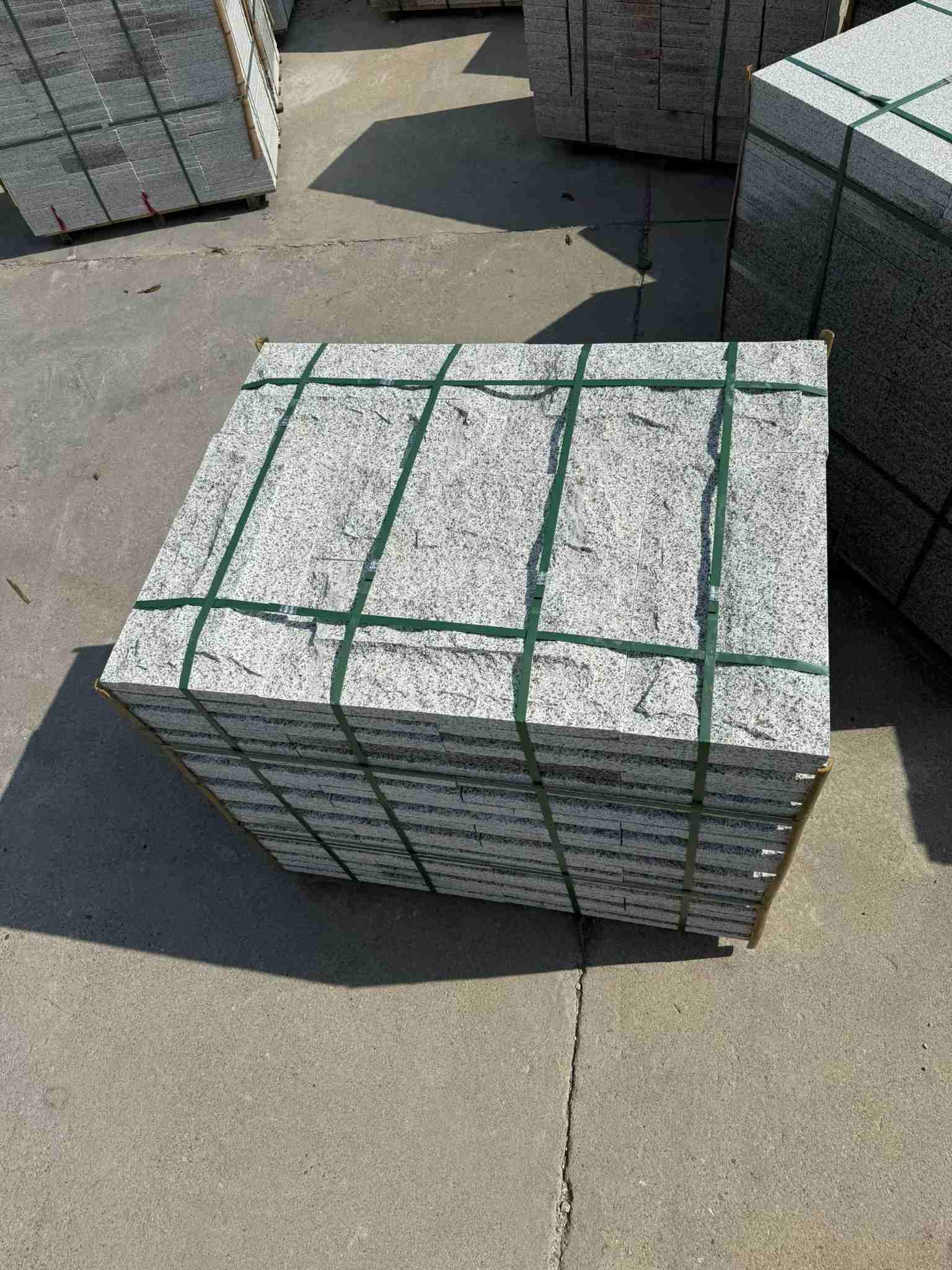 赤峰 白麻花岗岩石材自然面蘑菇石成品