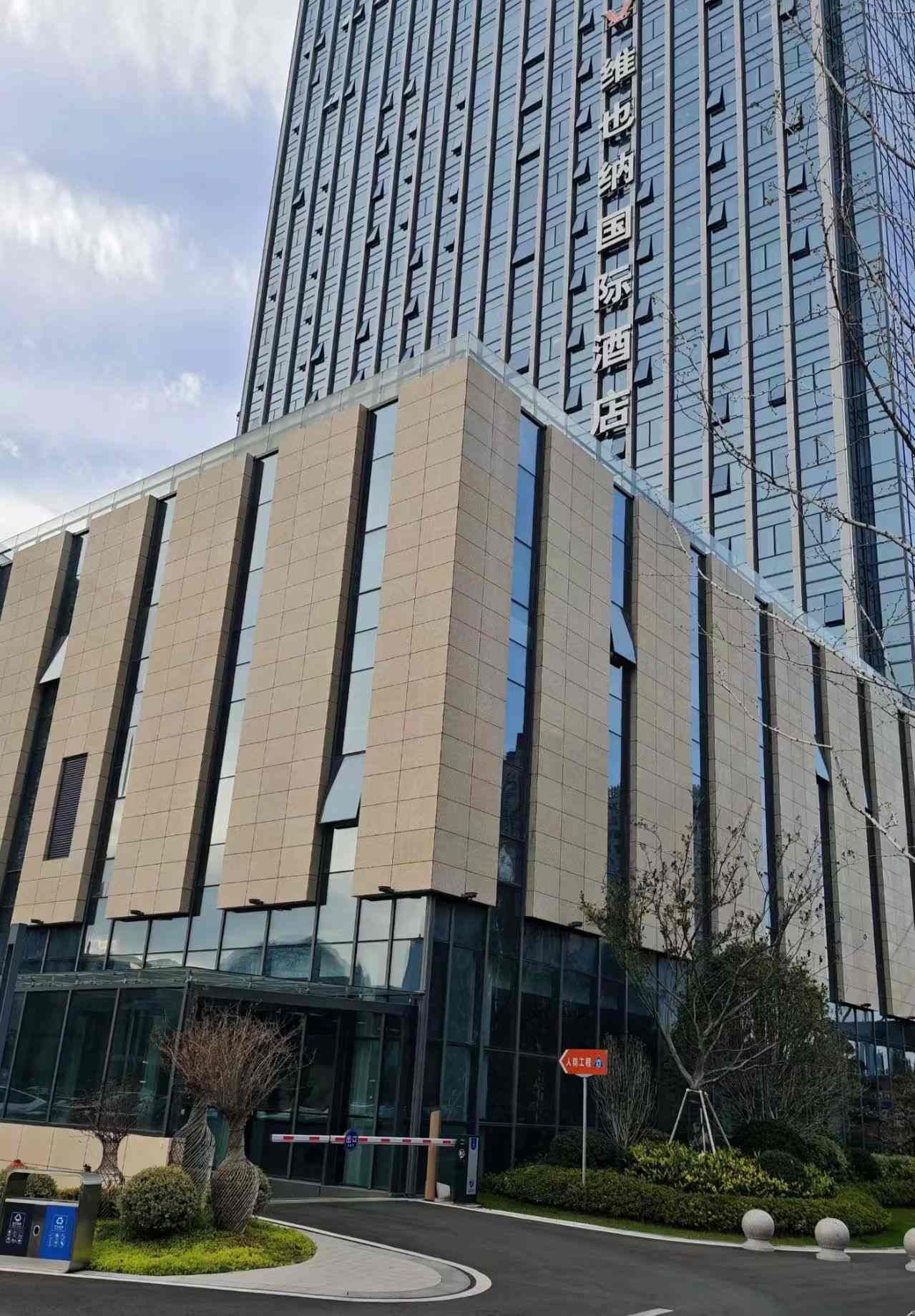 赤峰 黄金麻花岗岩外墙干挂