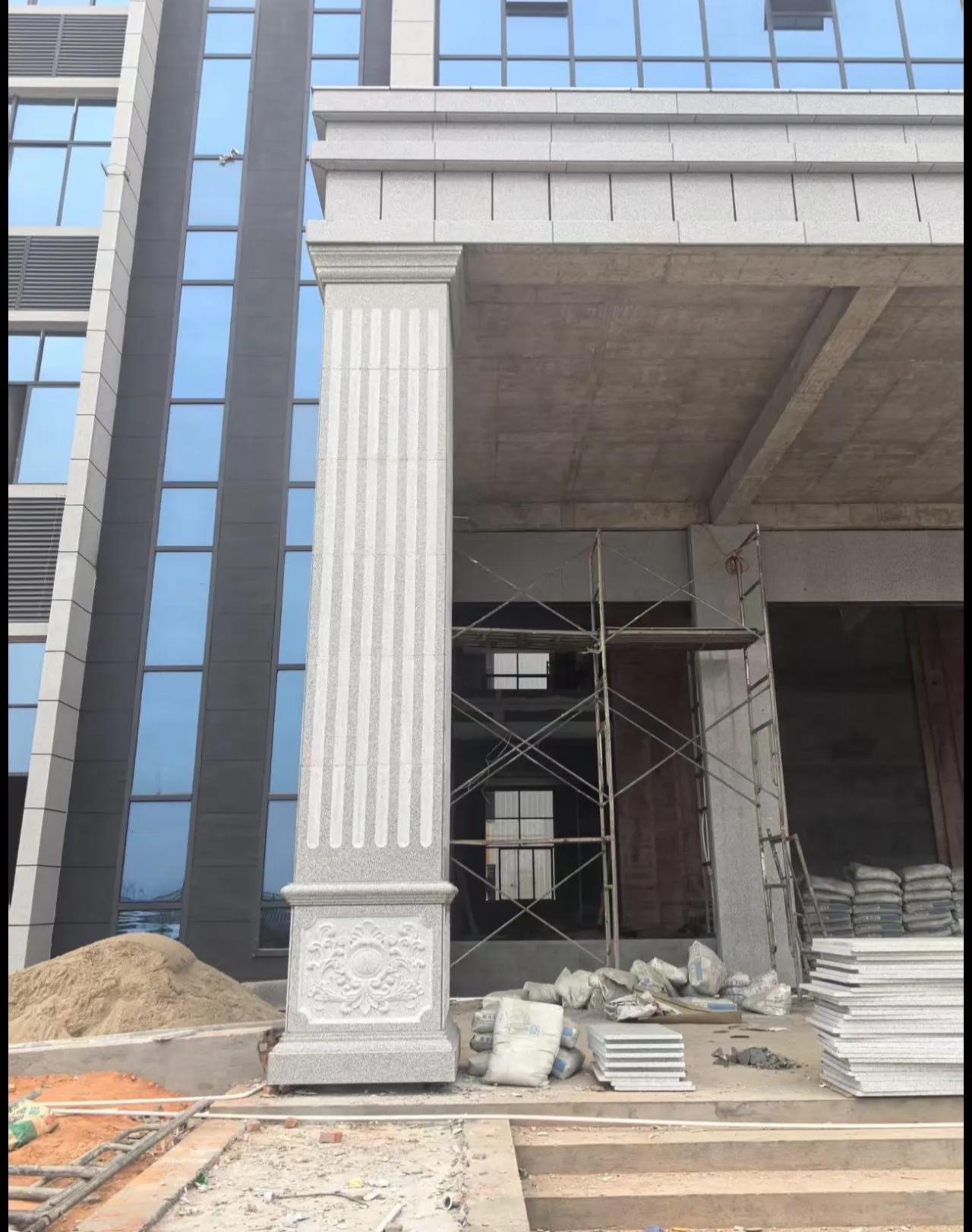 赤峰 芝麻白光面花岗岩门楼大柱（罗马柱）配雕花底座