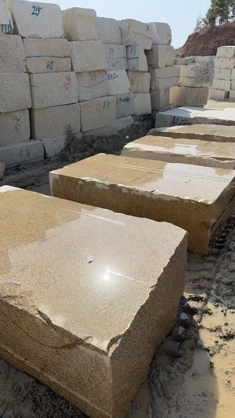 赤峰 黄金麻方料堆场洗料分选中，原材料充足