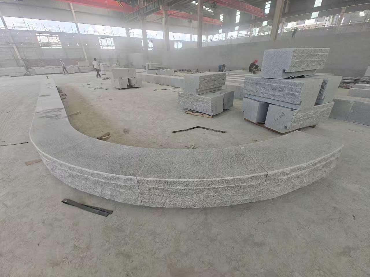 赤峰 芝麻白异形坐凳，自然面光面弧形加工