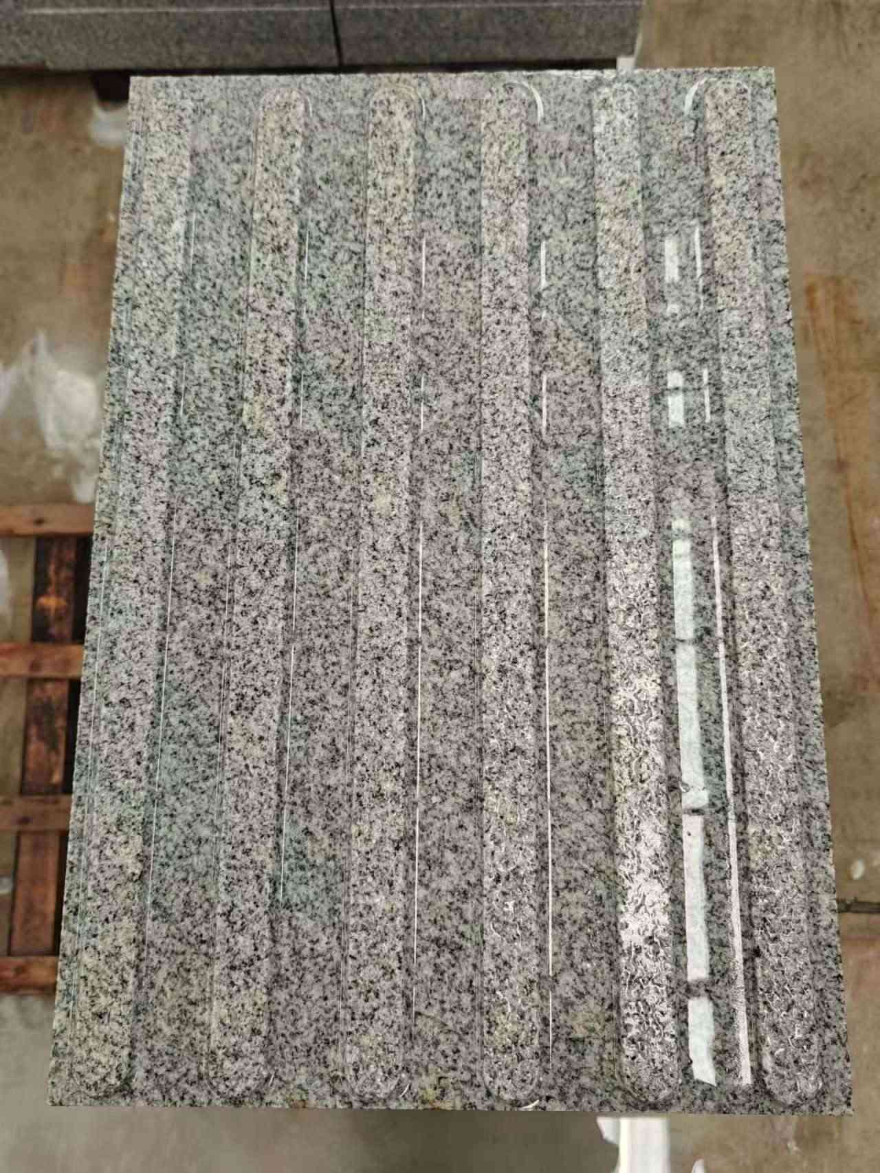 赤峰 芝麻白花岗岩荔枝面雕刻盲道，盲条