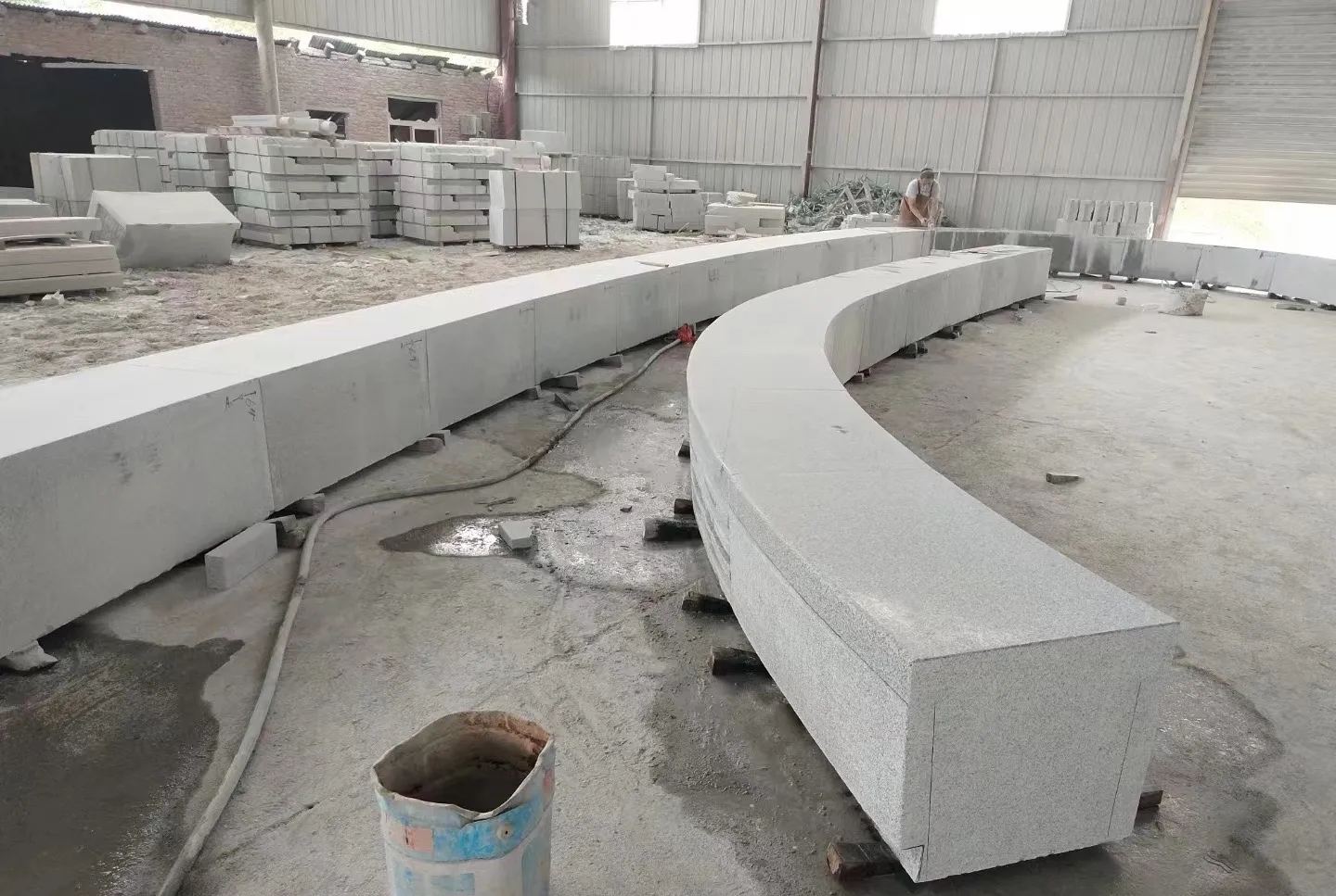 赤峰芝麻白花岗岩石板材 园林光面弧形坐凳