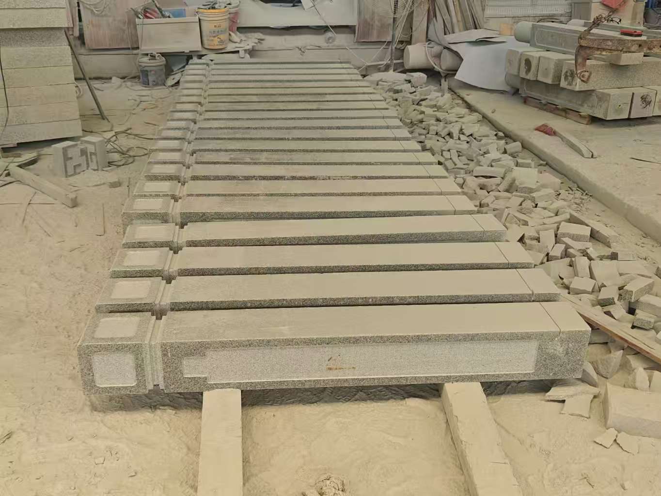 赤峰 芝麻白异形加工雕刻-栏杆大柱，方柱