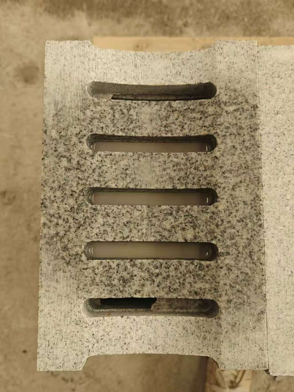 赤峰 芝麻白拉丝面花岗岩U型开槽排水槽