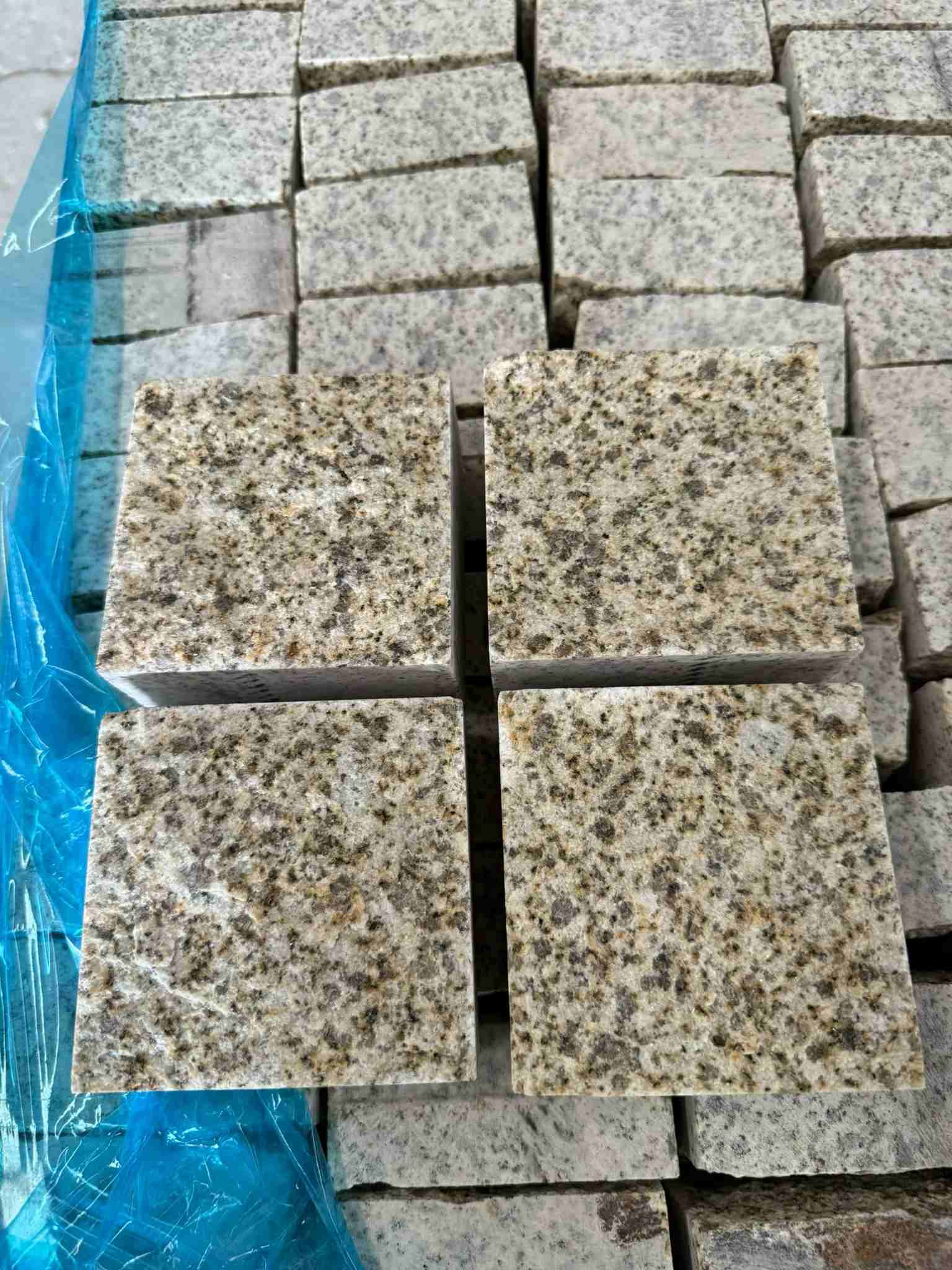 赤峰 黄金麻花岗岩自然面小方块，弹石，马蹄石等