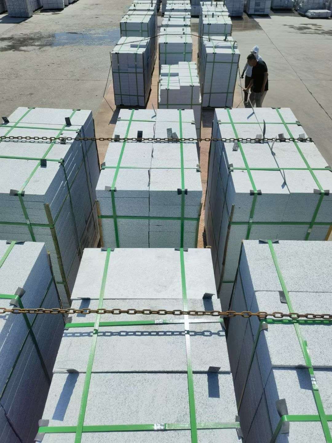 赤峰 芝麻白花岗岩5公分地铺石 花岗岩厂家工厂装车日常