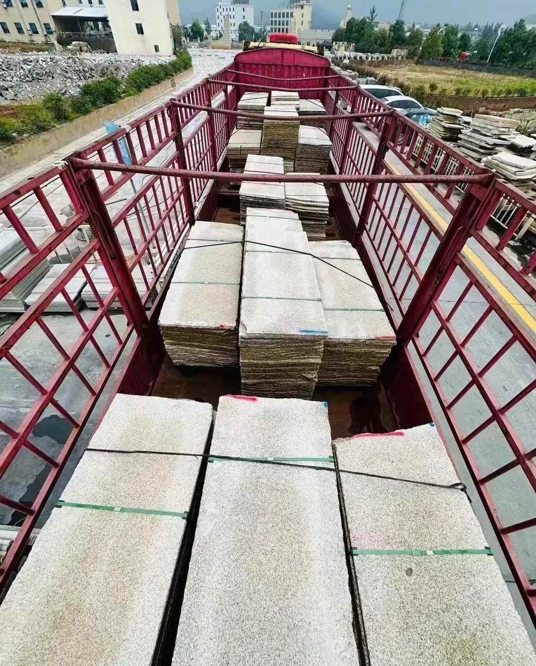 赤峰 黄金麻花岗岩荔枝面，光面毛板装车完成