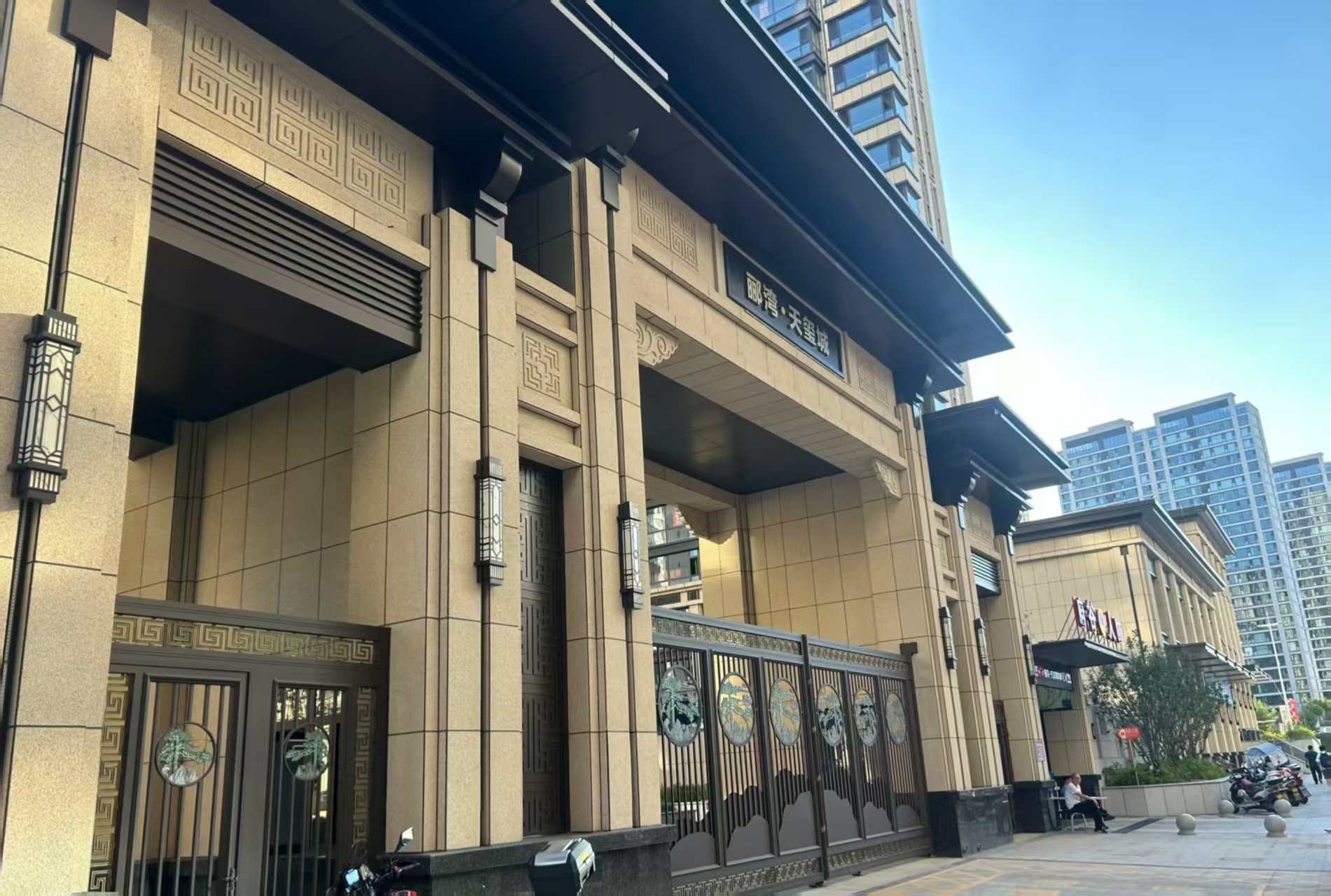 赤峰 黄金麻花岗岩荔枝面小区门楼外墙干挂