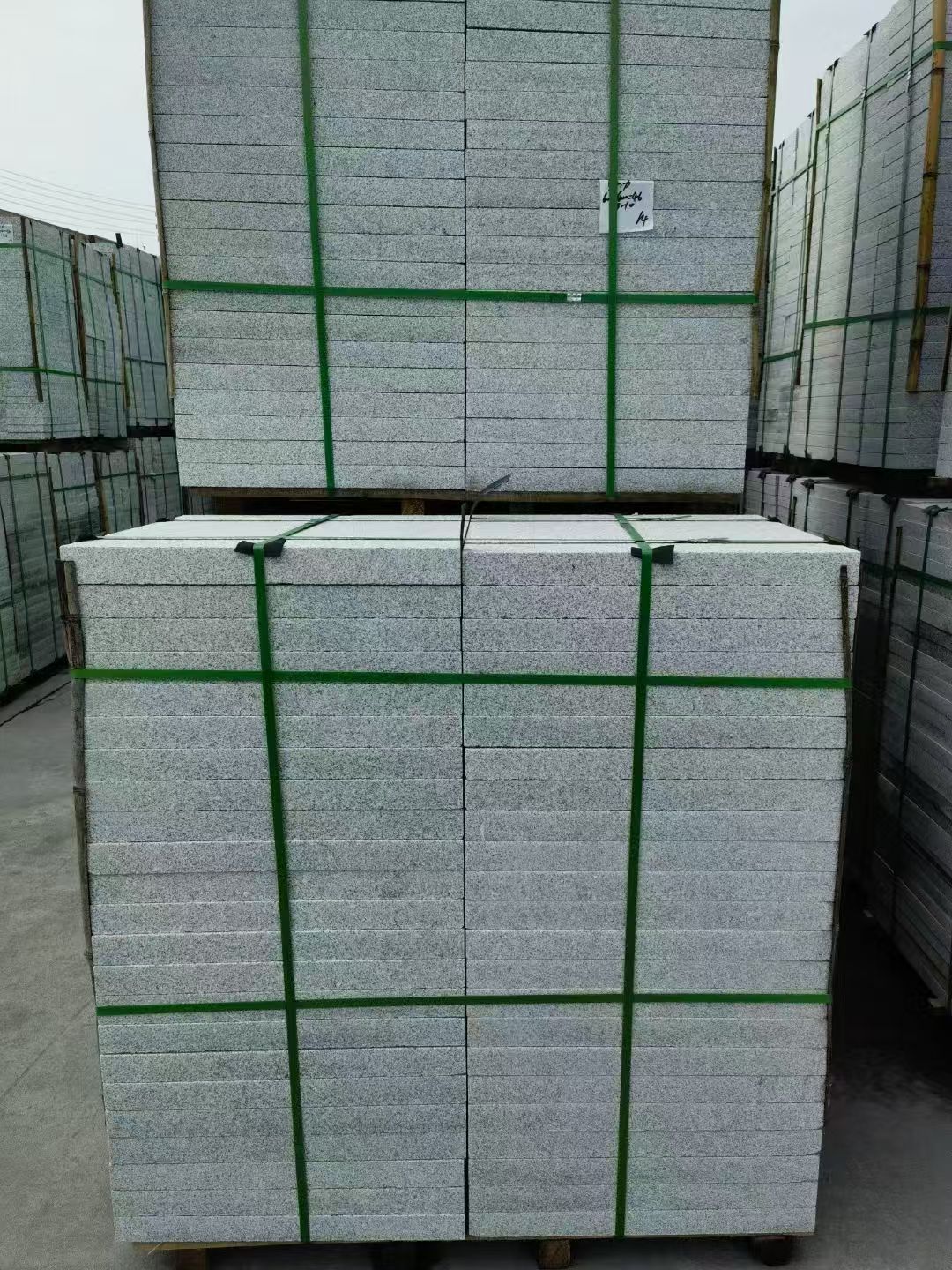 赤峰 芝麻白火烧，园林广场市政工程地铺石，1.8~5.0厚均有现货