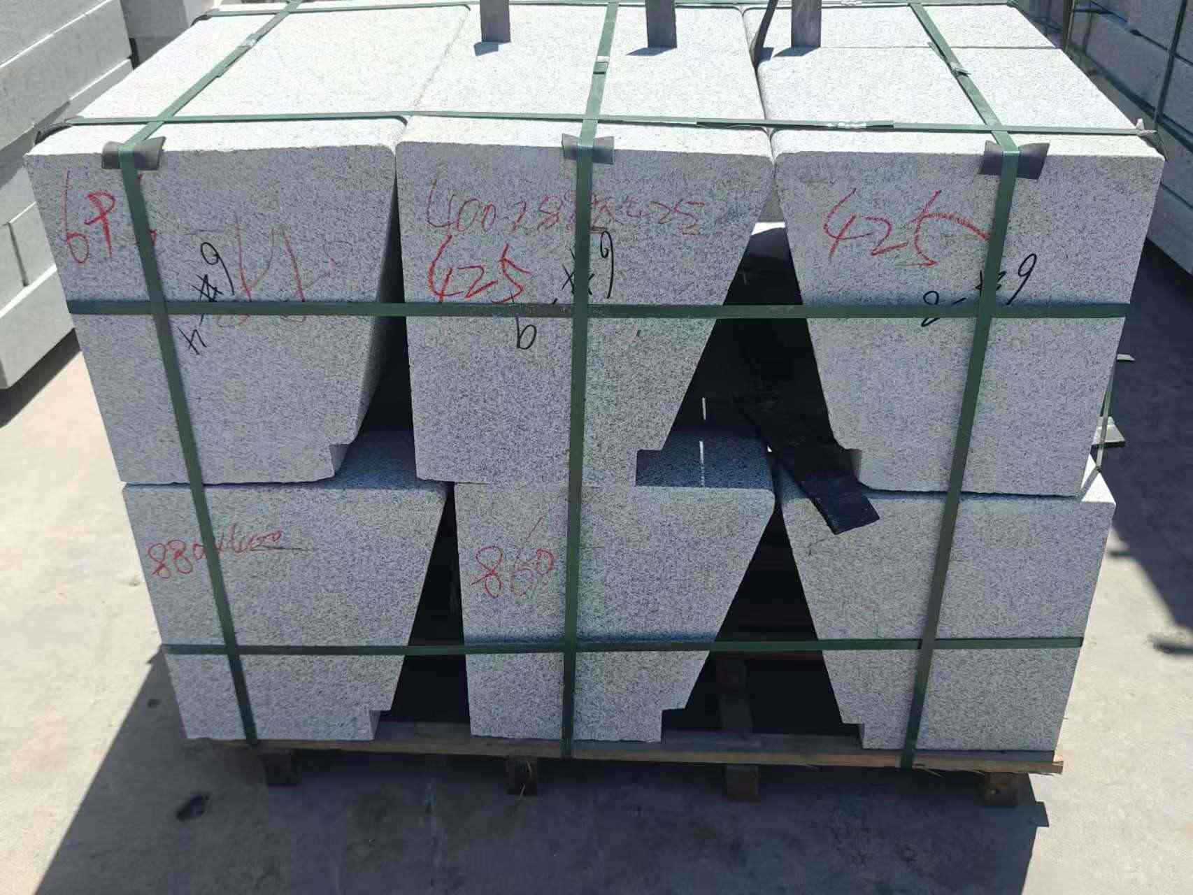 赤峰 芝麻白异形坐凳，石凳