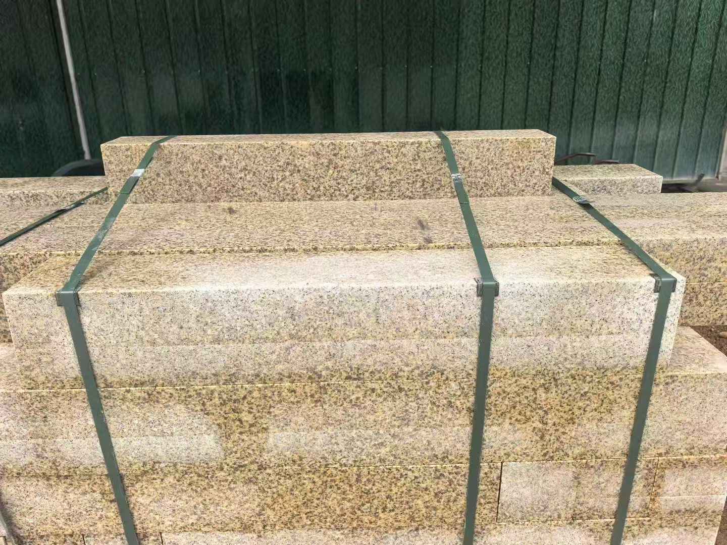 赤峰 黄金麻花岗岩石材机切面栏杆料半成品