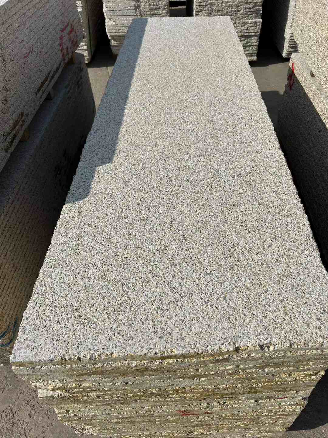 赤峰 黄金麻花岗岩荔枝面毛板，半成品