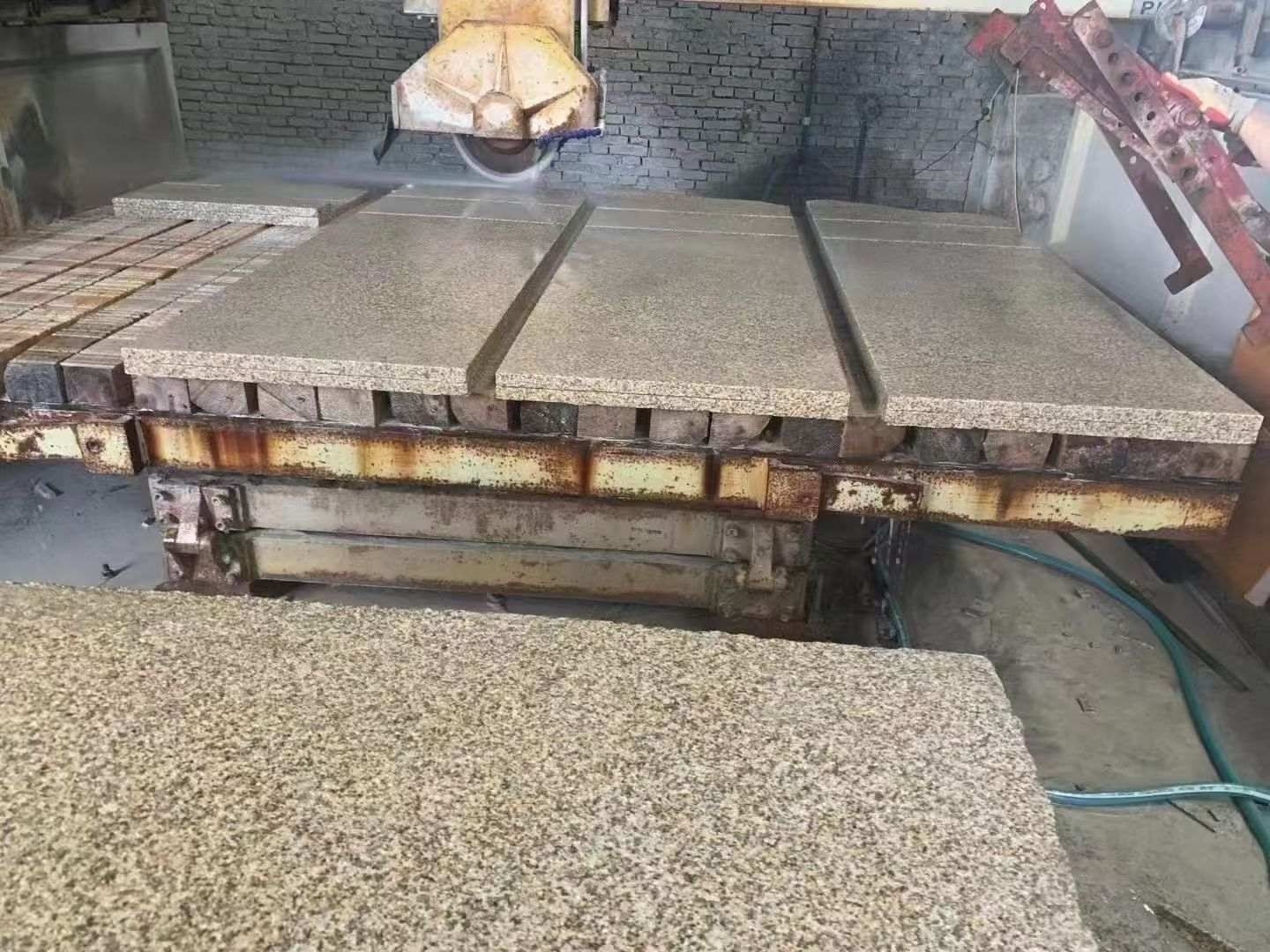 赤峰 黄金麻荔枝面成品板加工