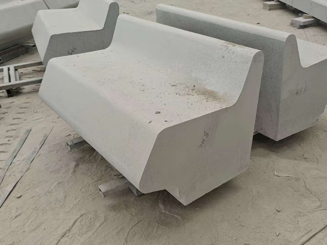 赤峰 芝麻白花岗岩异形坐凳，石凳