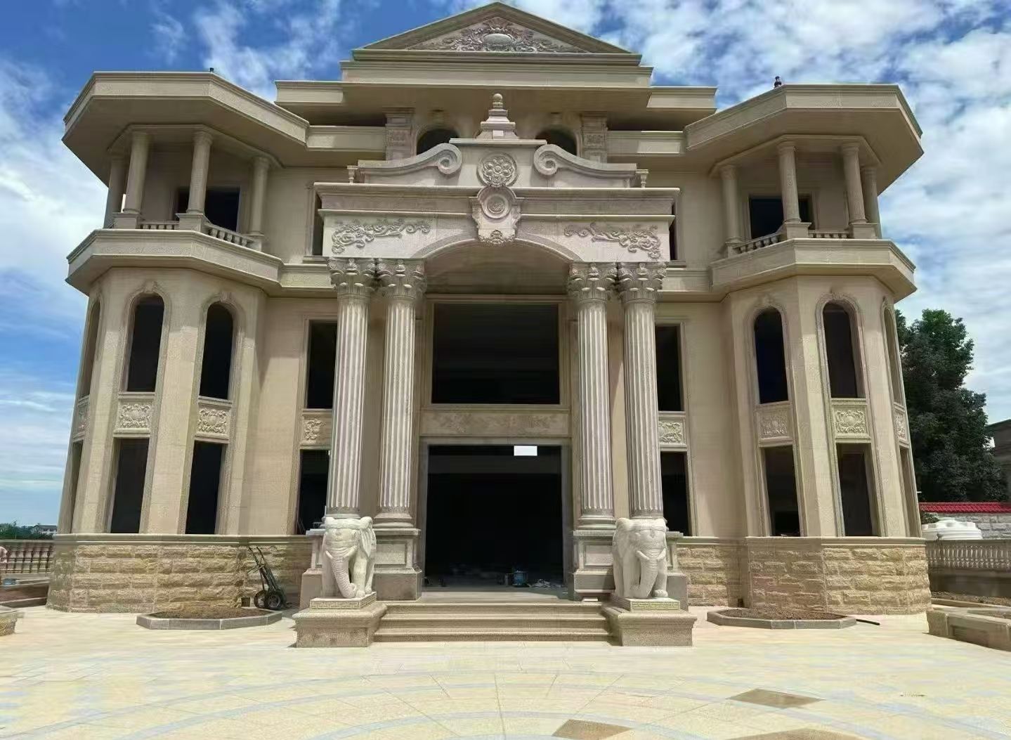 赤峰 黄金麻别墅外墙干挂，大柱，大象，蘑菇石，雕花板