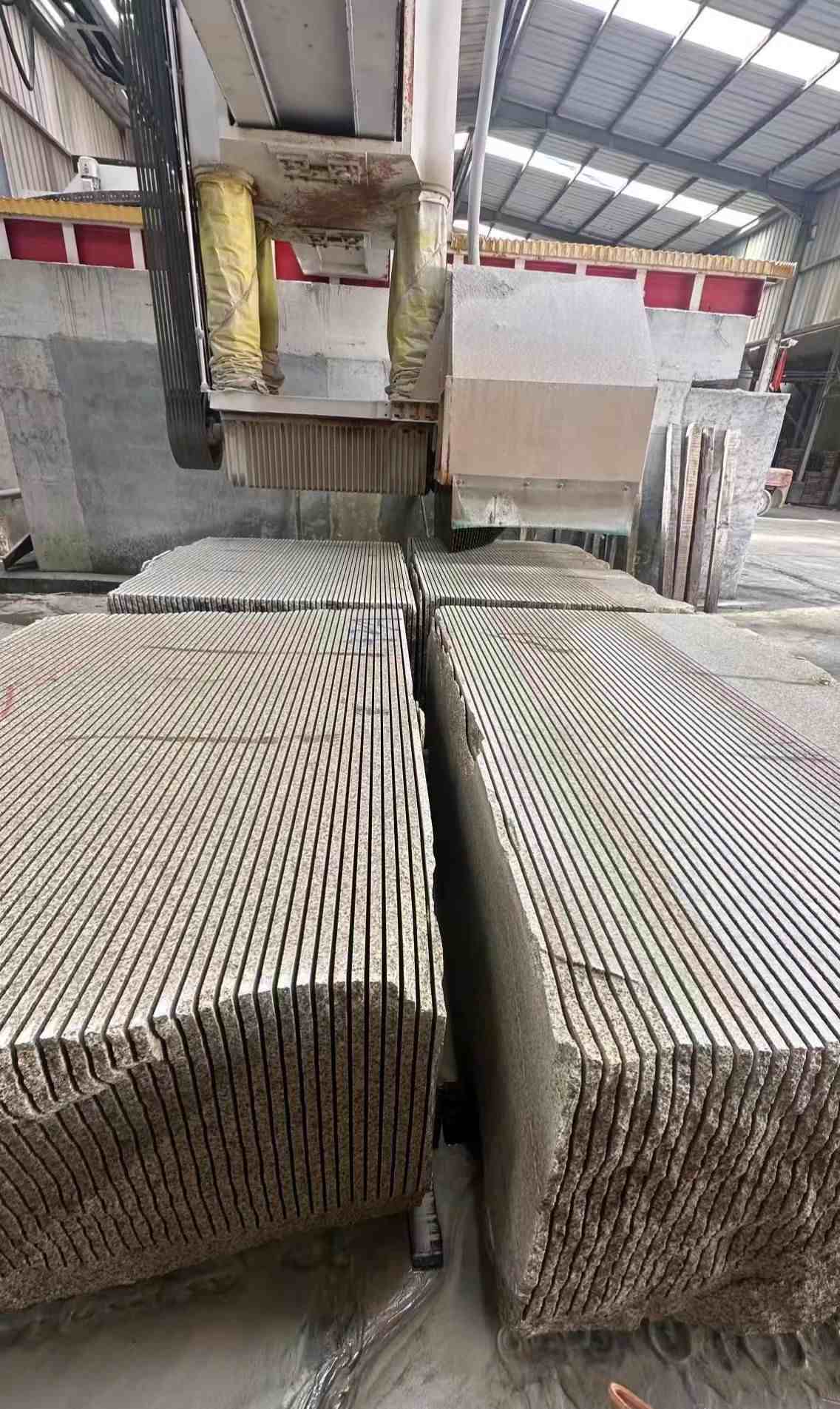 赤峰 车间生产日常，黄金麻白麻花岗岩