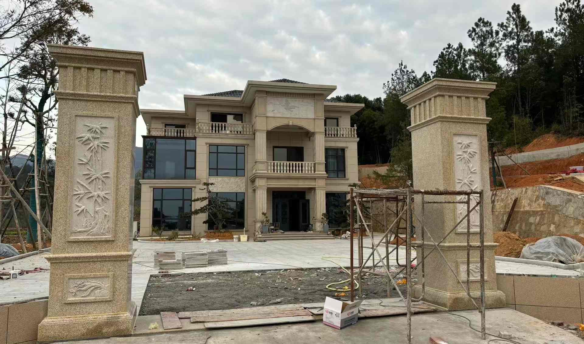 赤峰 黄金麻花岗岩别墅雕花外墙干挂配上门口雕花罗马柱