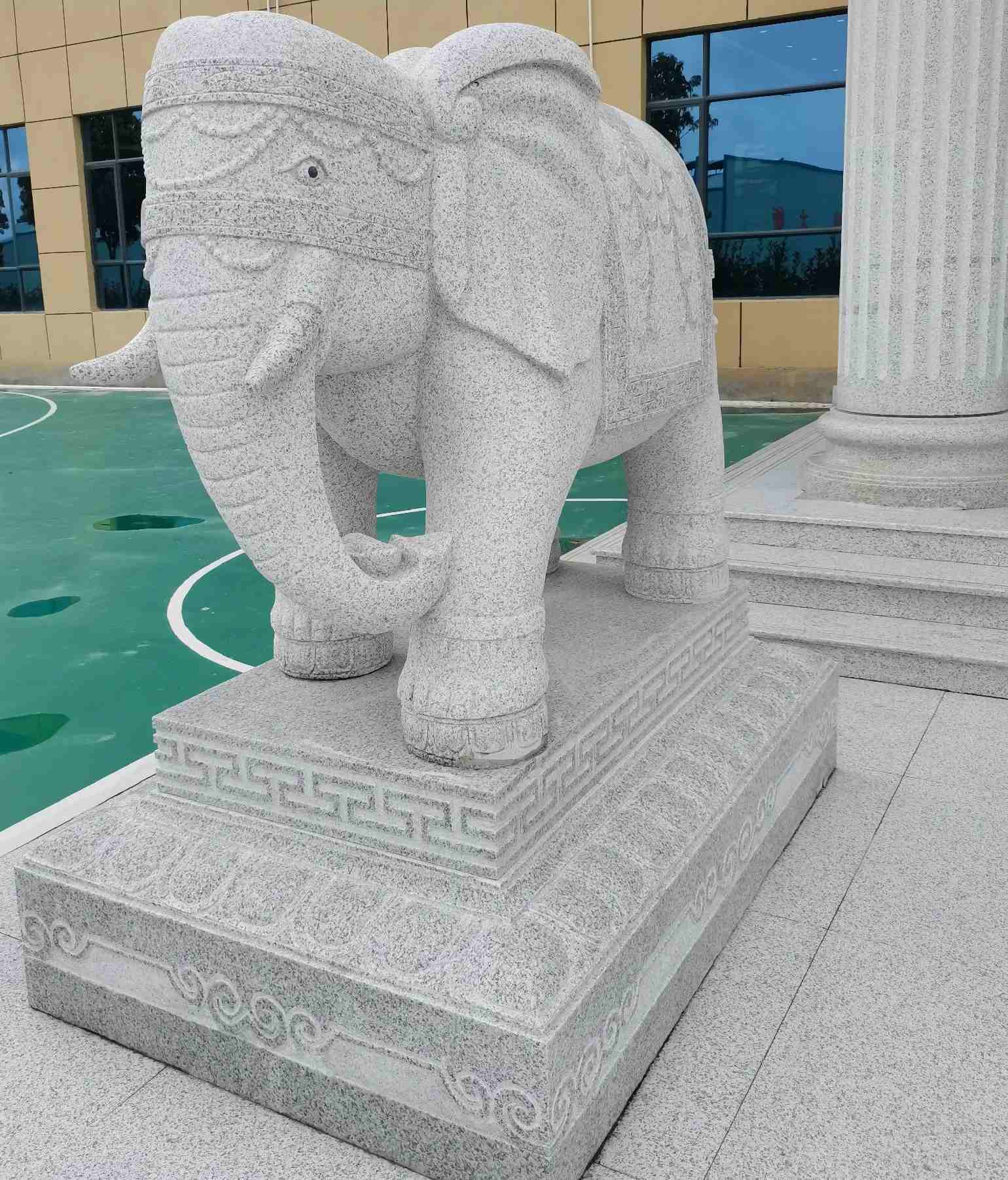 赤峰 白麻花岗岩动物异形石雕-大象